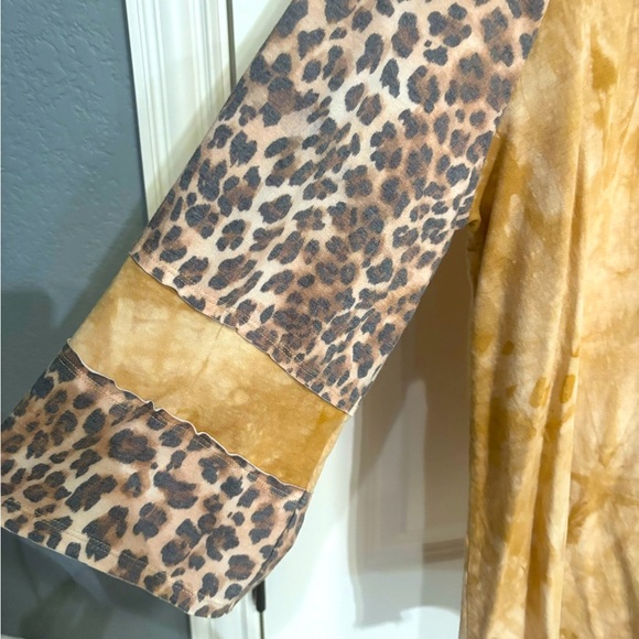 Easel Leopard Print Tee Size Small - Picture 4 of 6